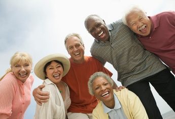 Grupo multicultural de personas mayores riendo juntos