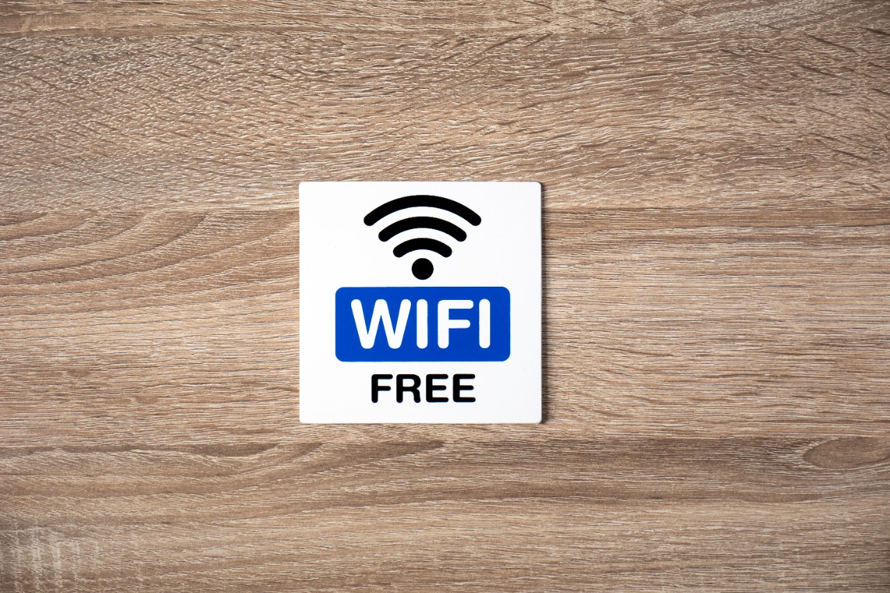 letrero de WiFi gratuito en la pared de madera en el centro del marco